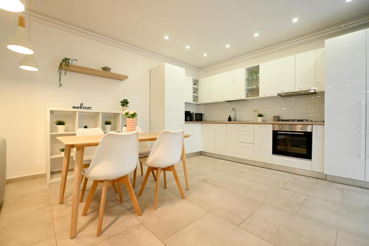 בוקרשט Splendid 2Br Apartment With Breathtaking Views Of Casa Poporului מראה חיצוני תמונה