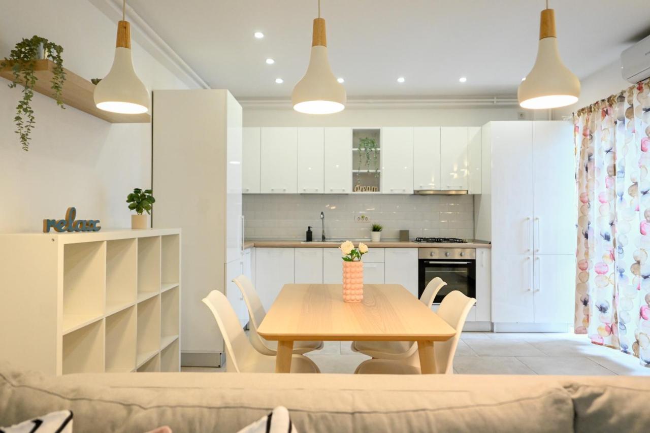 בוקרשט Splendid 2Br Apartment With Breathtaking Views Of Casa Poporului מראה חיצוני תמונה