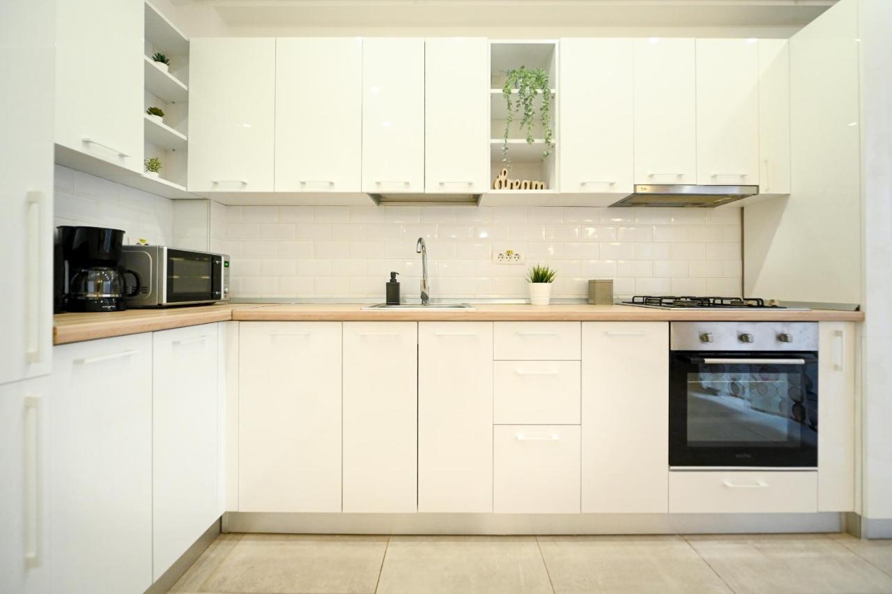 בוקרשט Splendid 2Br Apartment With Breathtaking Views Of Casa Poporului מראה חיצוני תמונה